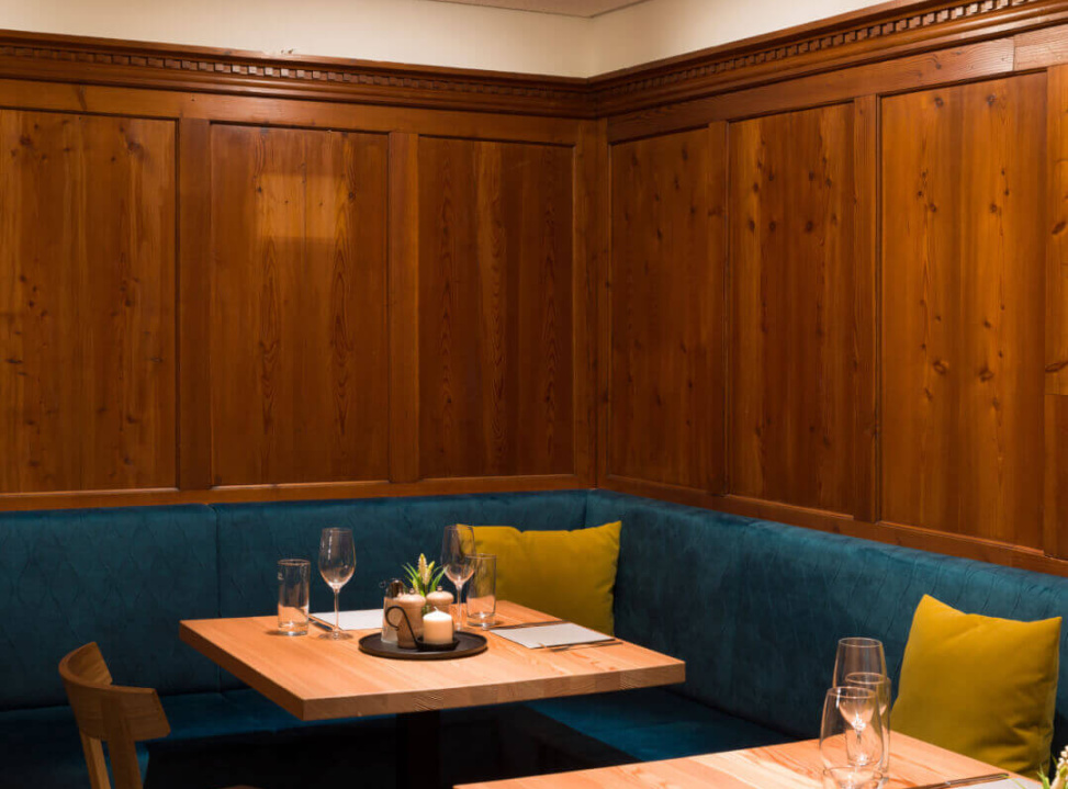Gemütliche Restaurant-Ecke mit Holzdekor und stilvoller Beleuchtung.