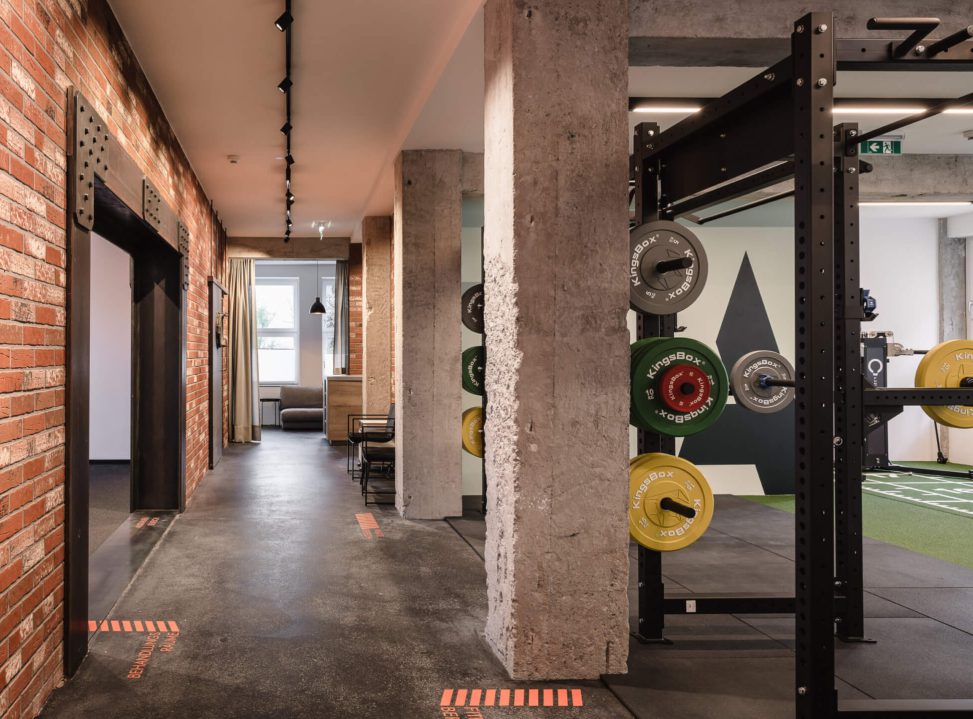 Komfortable Trainingsumgebung mit funktionaler Beleuchtung und modernen Sportgeräten.