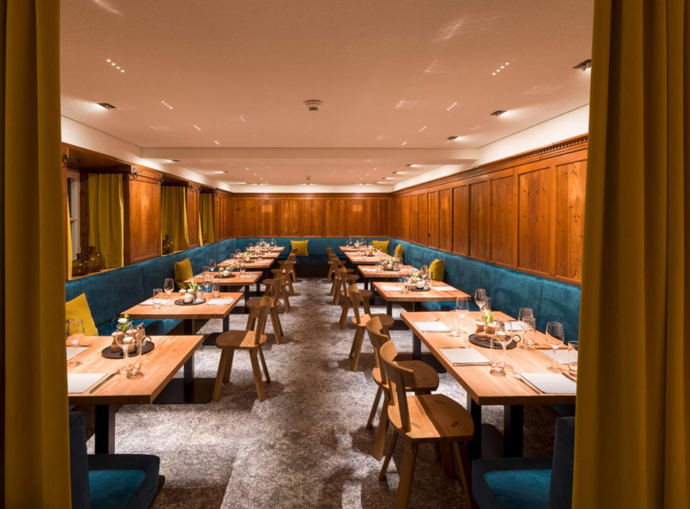 Moderne Restaurant-Atmosphäre mit innovativer Beleuchtung und stilvollen Holzmöbeln.