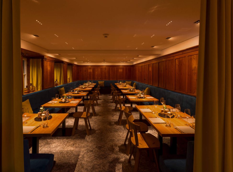 Moderne Restaurantbeleuchtung mit warmem Licht und eleganter Holzverkleidung für stimmungsvolle Atmosphäre.