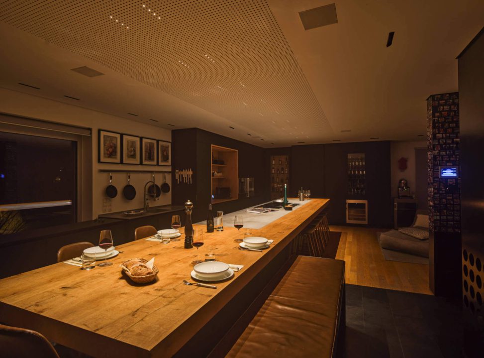 Moderne Küche mit warmem Licht, Holzinsel und stilvollem Ambiente für inspirierende Räume.