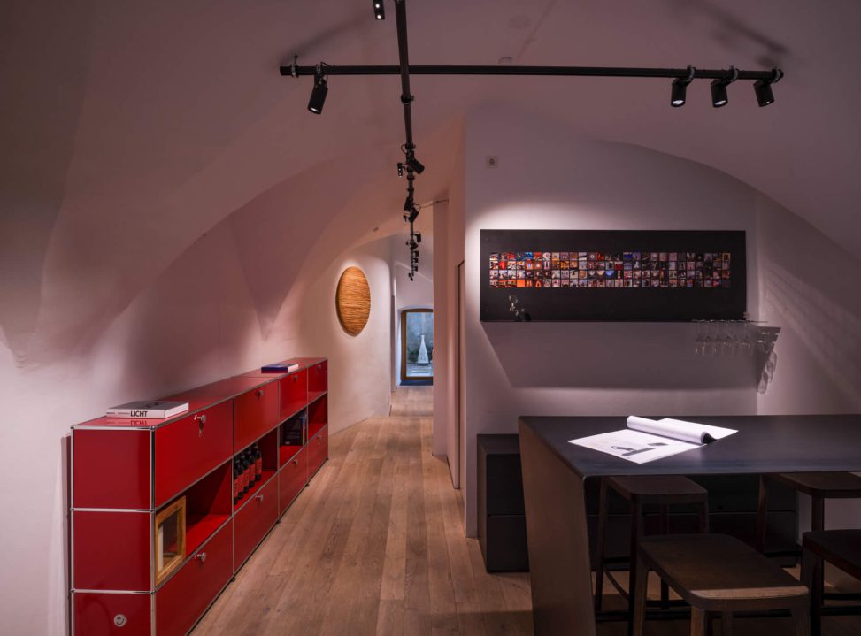 Moderne Innenarchitektur mit innovativer Beleuchtung und stilvollen Möbeln.