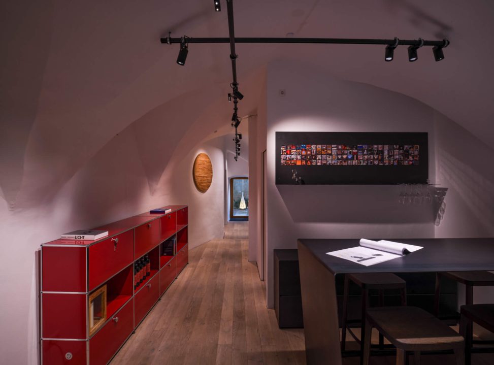 Moderne Innenräume mit innovativer Beleuchtung und ansprechendem Lichtdesign.