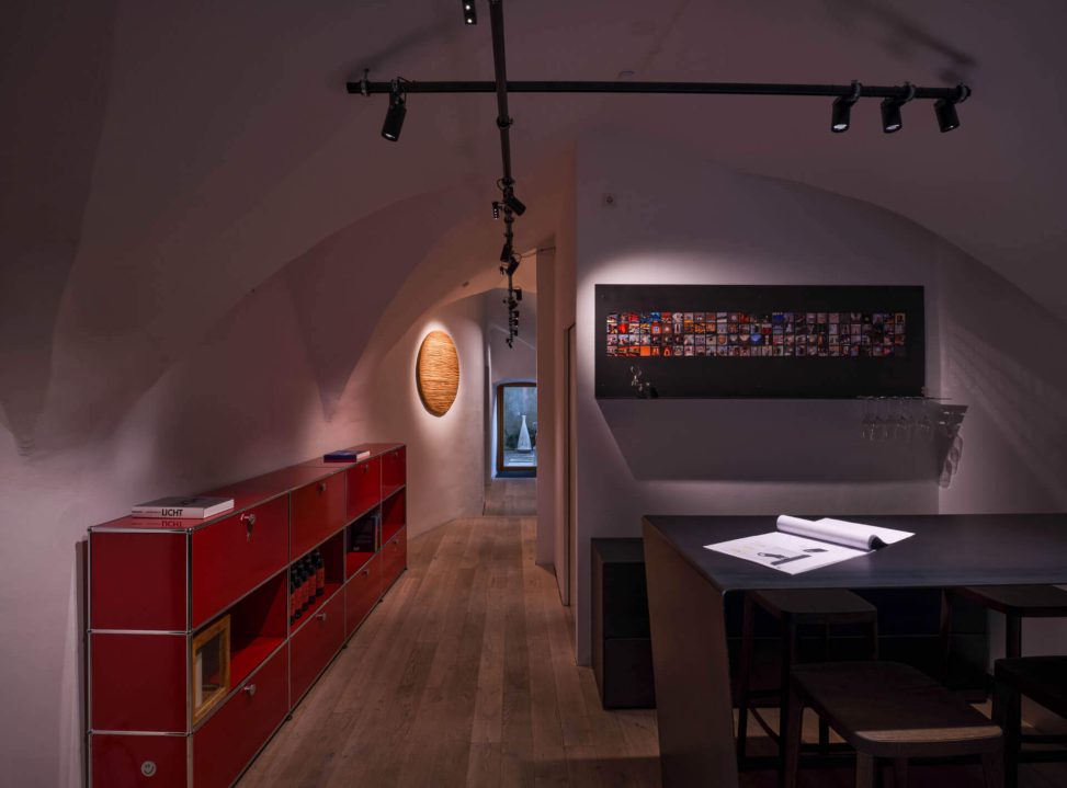 Moderne Innenarchitektur mit innovativer Beleuchtung in einem funktionalen Raumdesign.