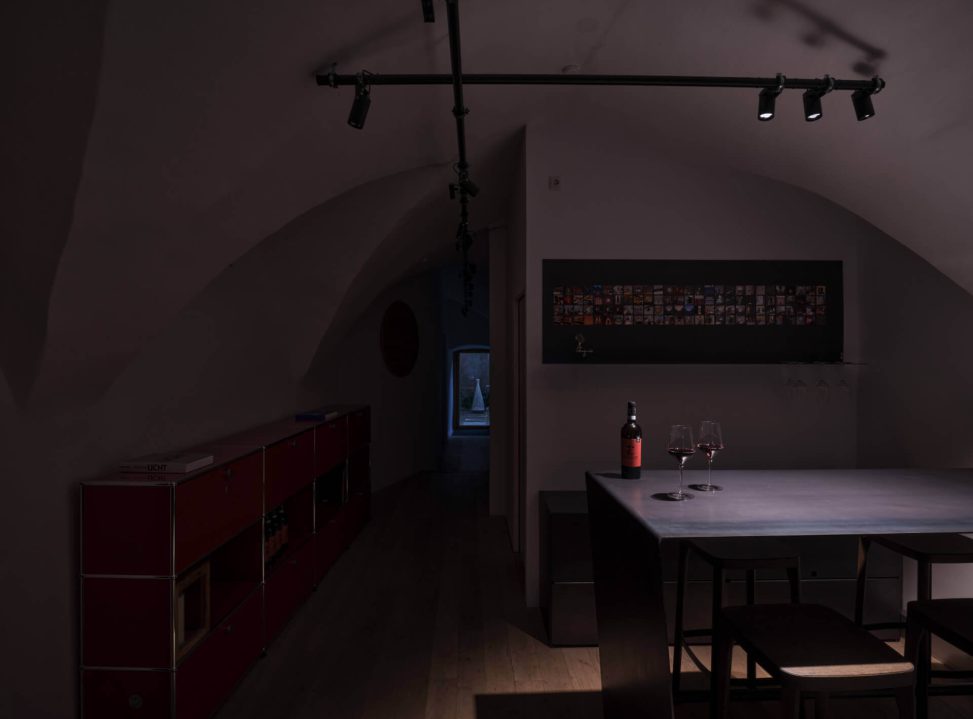 Stimmungsvolle Raumbeleuchtung mit eleganter Lichtinstallation über einem modernen Esstisch.