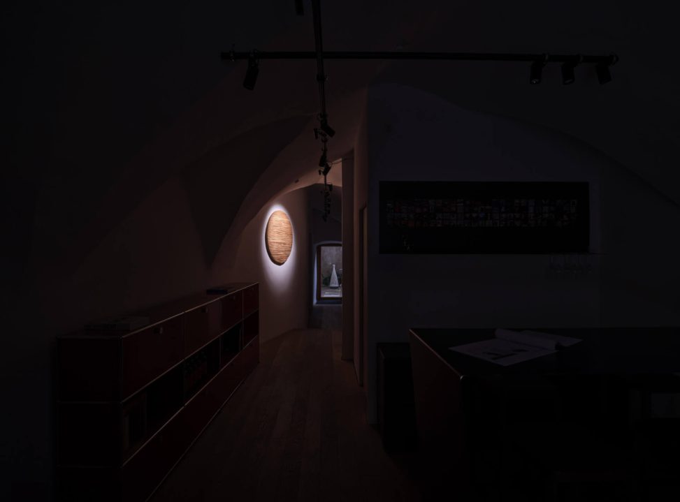 Dunkler Flur mit sanfter Beleuchtung und modernem Lichtkonzept an der Wand.